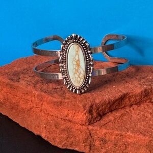 New Silver toned and Turquoise colored  Bracelet